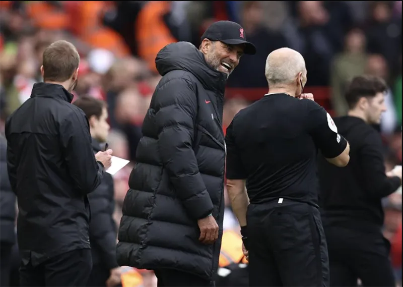 HLV Jurgen Klopp có những bình luận chỉ trích thẳng thừng Paul Tierney sau trận đấu. ẢNH: ALAMY HLV Jurgen Klopp có những bình luận chỉ trích thẳng thừng Paul Tierney sau trận đấu. ẢNH: ALAMY