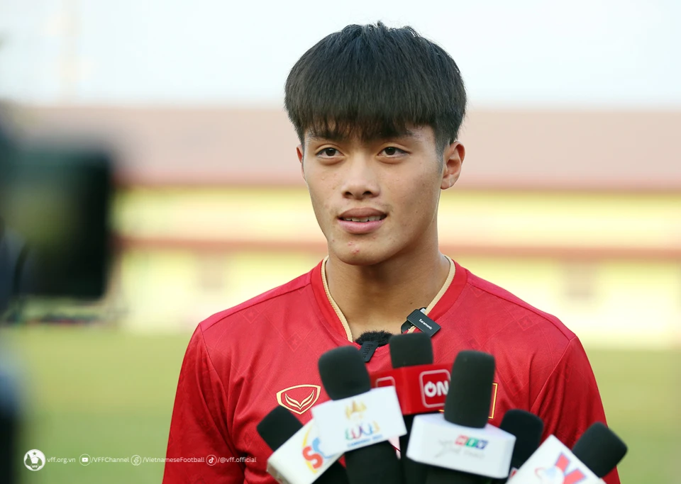 Quốc Việt trả lời phỏng vấn truyền thông trước buổi tập của U-22 Việt Nam. ẢNH: VFF