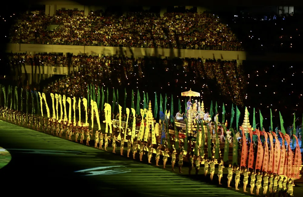 Những hình ảnh đầy màu sắc và cực kỳ ấn tượng trong lễ khai mạc SEA Games. Phần ba của buổi lễ là màn trình diễn &quot;Nụ cười Khmer&quot;. Sau đó, Đại kỳ Campuchia xuất hiện trên sân Morodok Techo Ca khúc chính của SEA Games 32 mang tên Tự hào Campuchia - Cambodian Pride được 4 ca sĩ Chanseyma, Preap Sovath, Khemarak Sereymun, Khem cùng dàn hợp xướng hơn 2.000 người trình diễn.