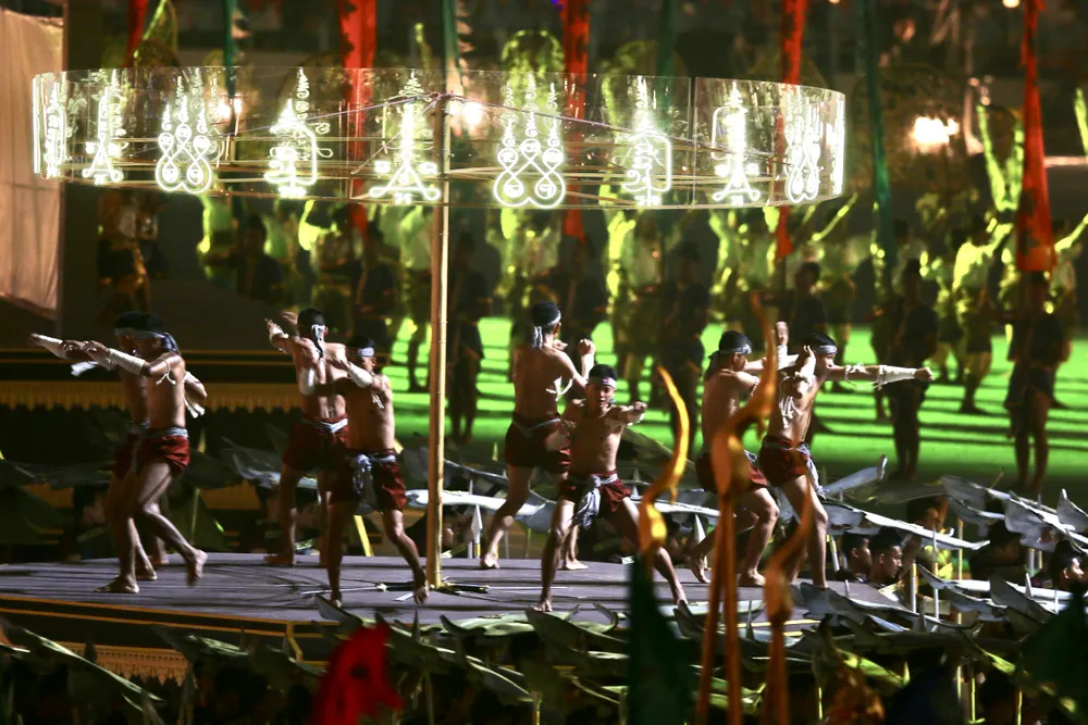 Phần trình diễn “Vinh quang Angkor”. Biểu tượng của Campuchia là ngôi đền huyền thoại Angkor Wat. Nhiều tiết mục tập trung vào nền văn hóa thời Angkor kết hợp biểu diễn múa rối nước và các nghệ sĩ cầm hoa sen trong trang phục Phật giáo, biểu diễn môn thể thao võ truyền thống của người Campuchia – Bokator.