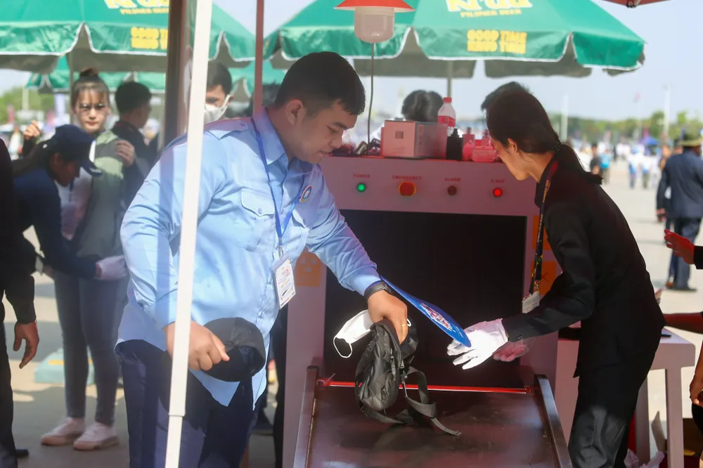 Các CĐV được phát vé miễn phí và nô nức vào sân Morodok Techo trước lễ khai mạc SEA Games 32