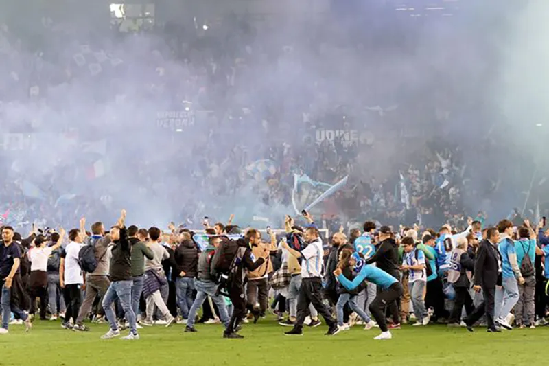 Các CĐV Napoli tràn vào sân ăn mừng. ẢNH: REX Các CĐV Napoli tràn vào sân ăn mừng. ẢNH: REX