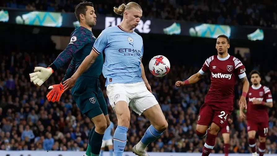 Erling Haaland đang là cơn ác mộng của các thủ thành ở Premier League. Ảnh: Getty
