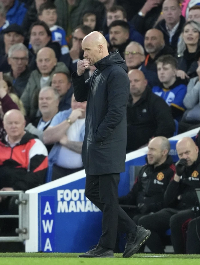 Ten Hag nhận được nhiều lời khen từ fan sau hành động với Paul Ince nhưng ông không vui vì MU thua Brighton. ẢNH: REX