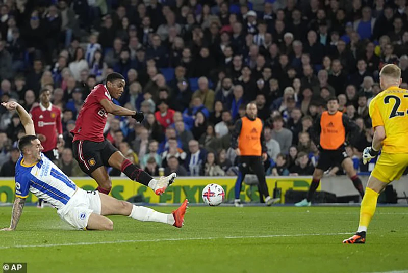 Ten Hag tiếc vì MU bỏ lỡ nhiều cơ hội trong hiệp 1. ẢNH: AP