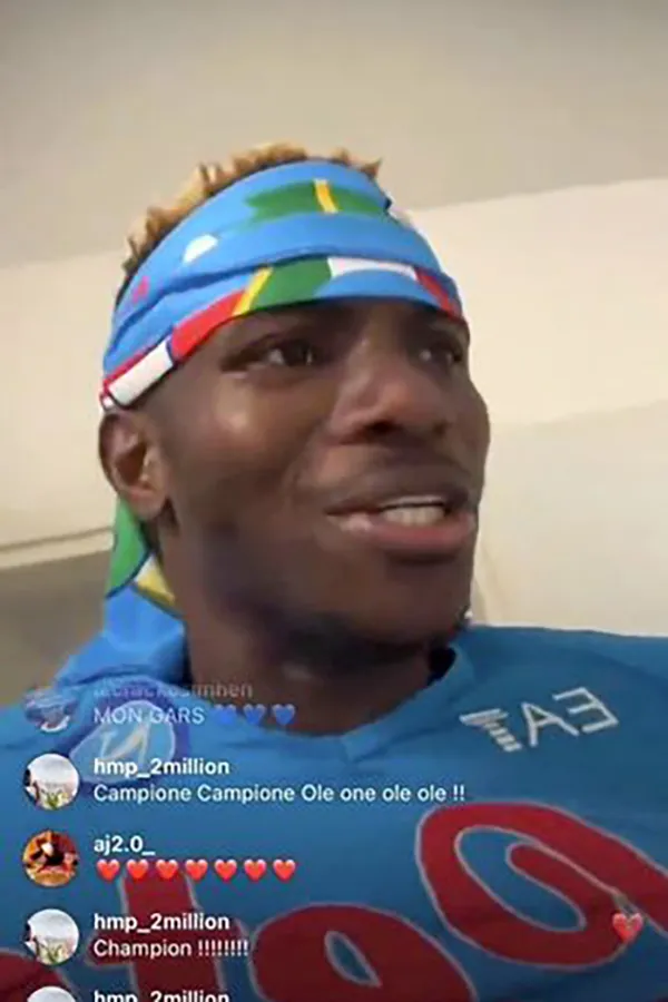 Osimhen livestream màn ăn mừng hoành tráng. ẢNH: INSTAGRAM Osimhen livestream màn ăn mừng hoành tráng. ẢNH: INSTAGRAM