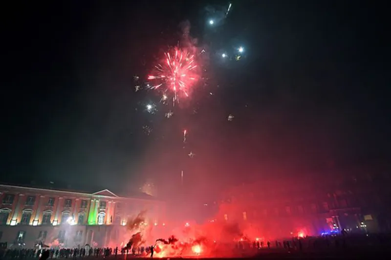 Pháo hoa thắp sáng trời đêm tại Napoli. ẢNH: GETTY Pháo hoa thắp sáng trời đêm tại Napoli. ẢNH: GETTY