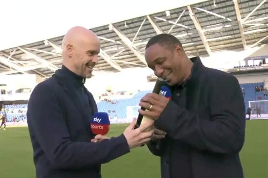 Ten Hag trao rượu "hòa giải" cho huyền thoại MU Paul Ince. ẢNH: SUN SPORTS