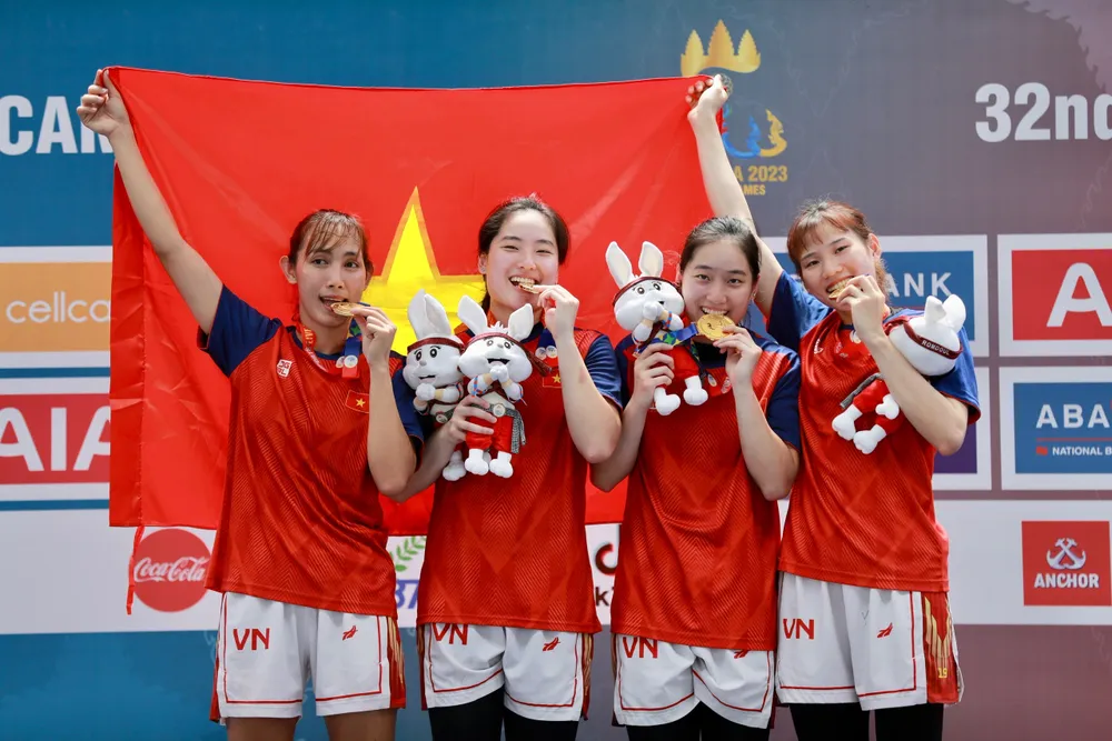 Các cô gái Việt Nam nhận HCV lịch sử.