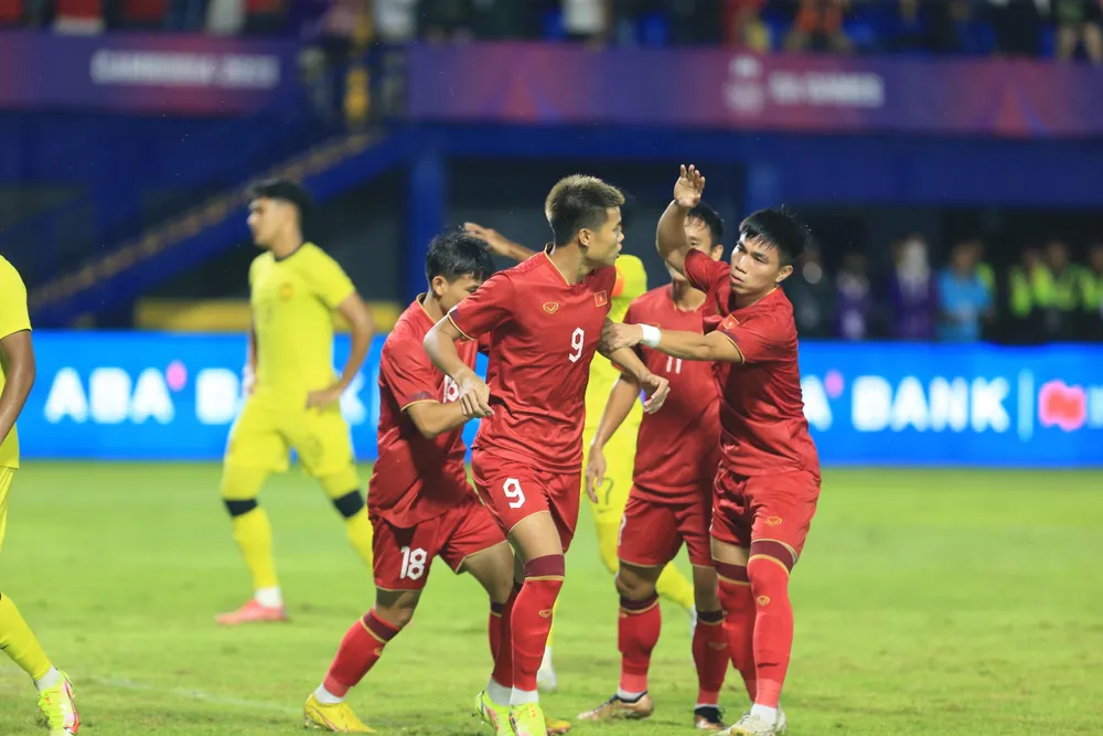 Việt Nam và Thái Lan vào bán kết SEA Games 32 ảnh 12