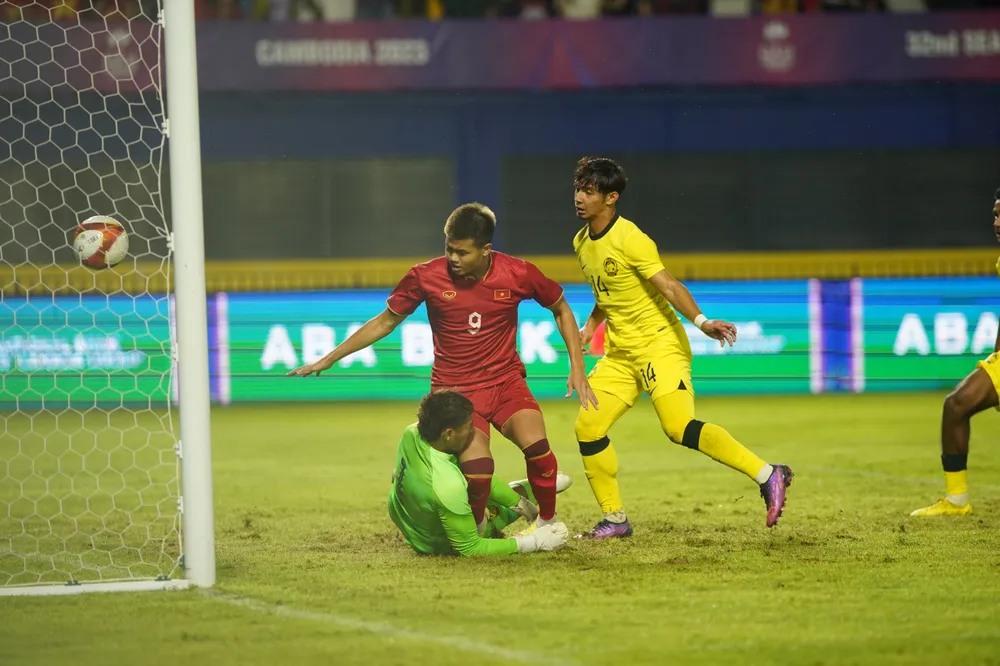 Phải đến lần dứt điểm thứ hai, Văn Tùng mới ghi được bàn thắng.