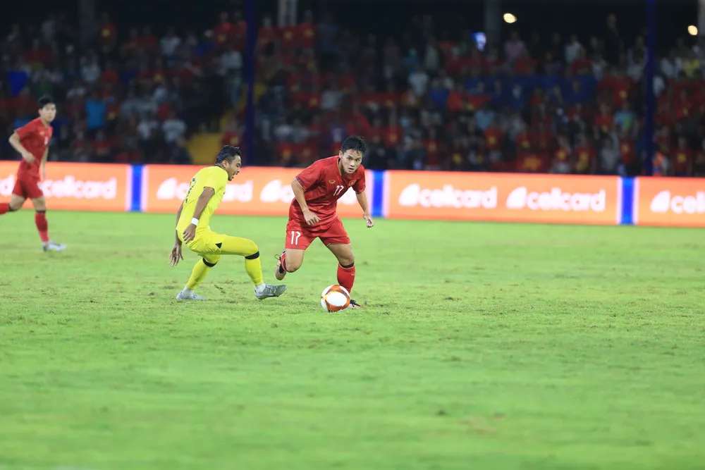 U-22 Việt Nam vẫn đang cố gắng duy trì cách biệt 1 bàn trước Malaysia.