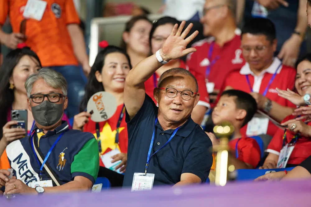 Cựu HLV tuyển Việt Nam Park Hang-seo có mặt trên sân Prince, ban đầu, ông chưa được vào bên trong sân và phải đứng bên ngoài nhìn vào. Bây giờ, ông thầy người Hàn Quốc đã có mặt bên trong sân ngay trước trận đấu ít phút. ẢNH: CÔNG TUẤN - ANH PHƯƠNG