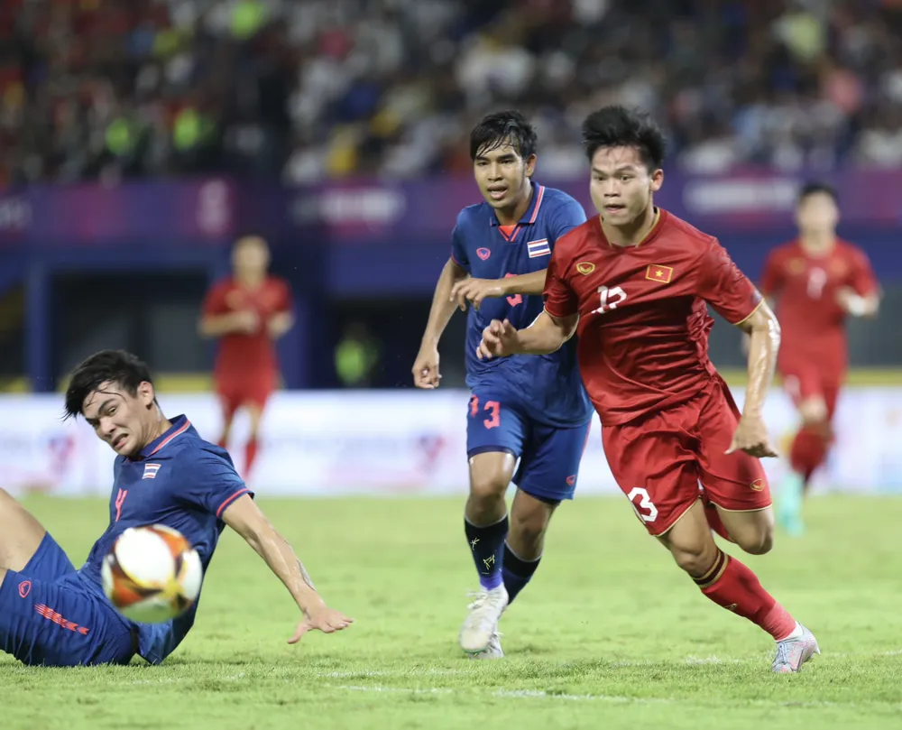 Thái Lan tạm dẫn Việt Nam 1-0 sau hiệp 1.