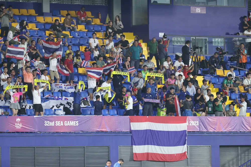 CĐV Việt Nam và Thái Lan trên sân