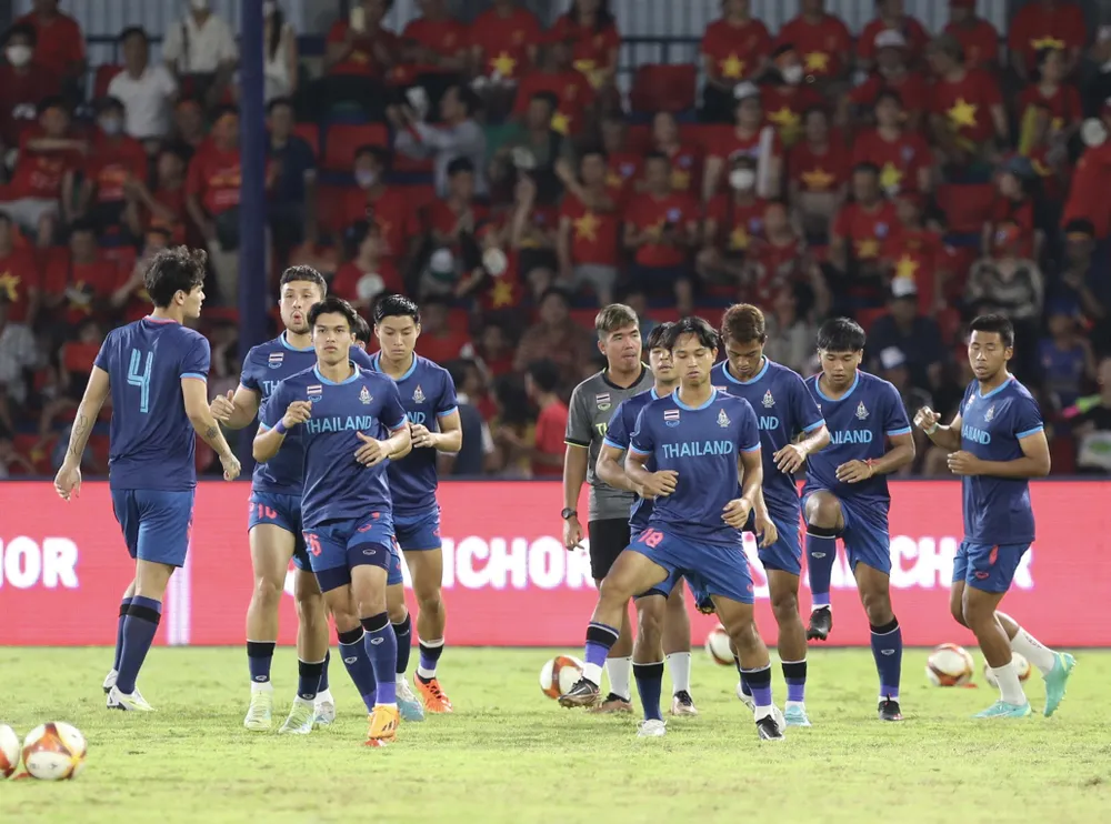 Hai đội đã ra sân khởi động.