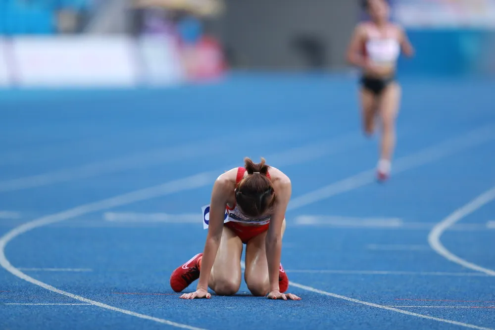 Nguyễn Thị Oanh bứt tốc về đích và gục ngã. ẢNH: ANH PHƯƠNG