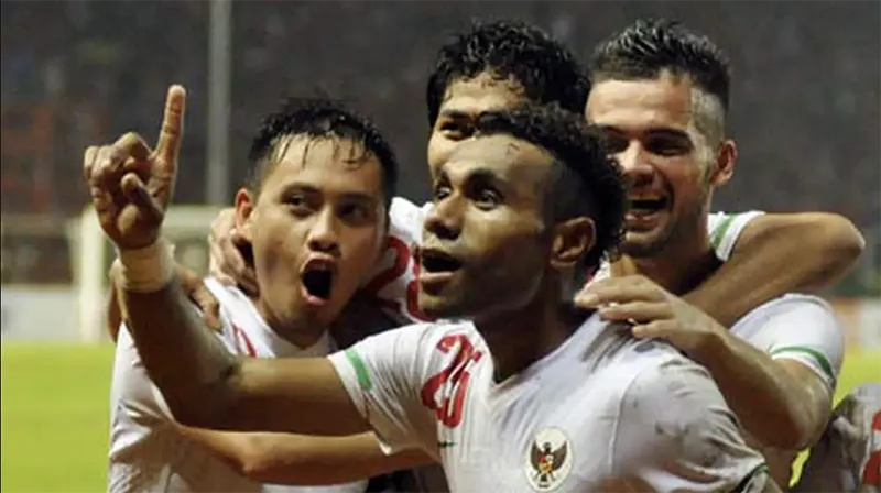 Indonesia ăn mừng bàn thắng quyết định trong chiến thắng cuối cùng của Indonesia trước Việt Nam tại SEA Games 2011. ẢNH: BOLA Indonesia ăn mừng bàn thắng quyết định trong chiến thắng cuối cùng của Indonesia trước Việt Nam tại SEA Games 2011. ẢNH: BOLA