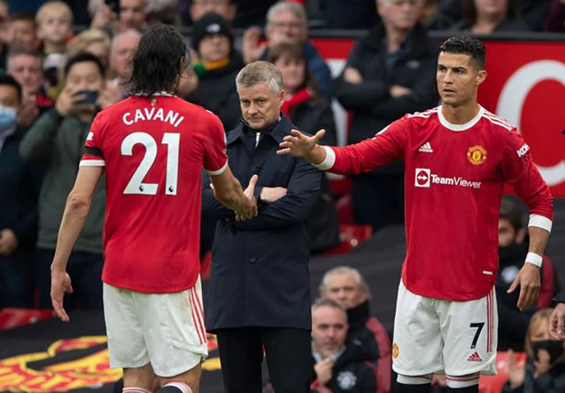 Solskjaer chỉ tung Ronaldo vào thay Cavani từ ghế dự bị trong trận gặp Everton. ẢNH: GETTY