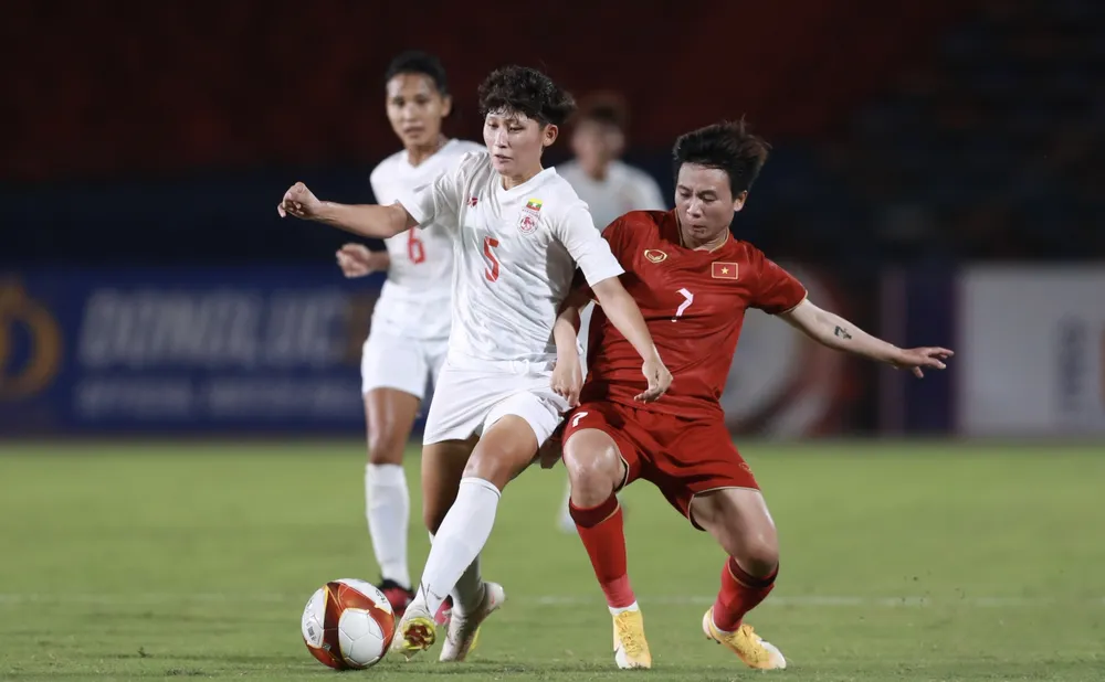 Myanmar đang gây áp lực về phía khung thành Việt Nam. Myanmar đang gây áp lực về phía khung thành Việt Nam.