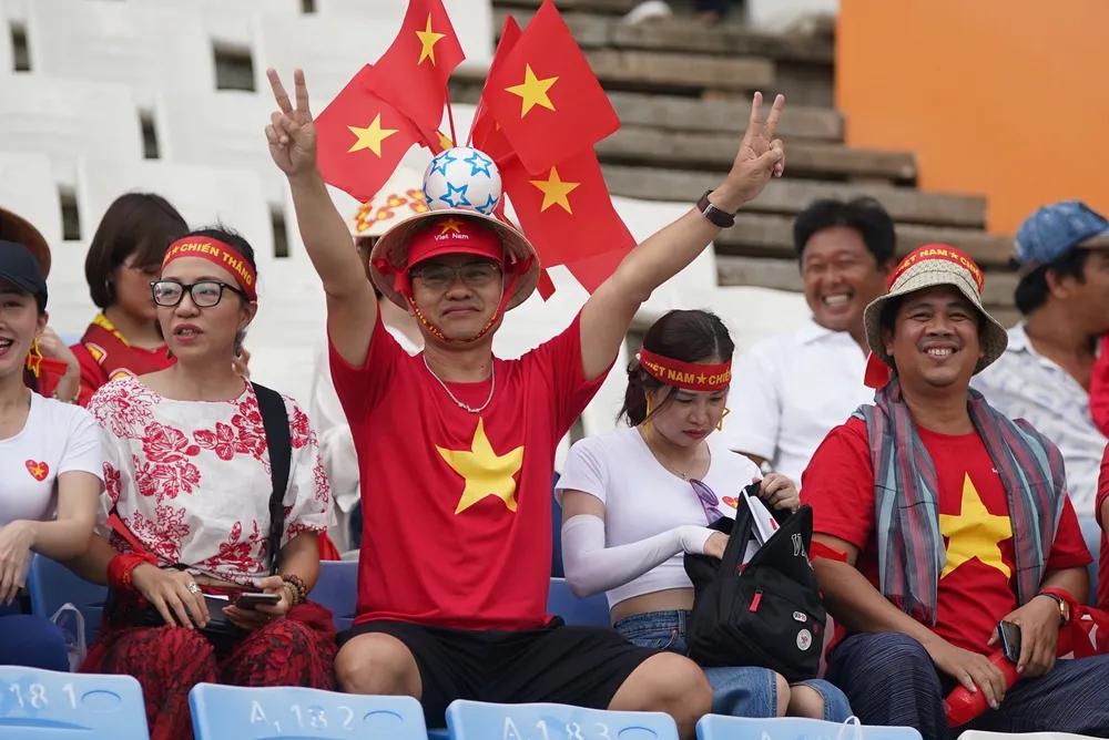 Rất nhiều fan Việt Nam với cờ đỏ sao vàng bên trong sân Olympic cổ vũ cho các cô gái Việt Nam giành HCV SEA Games thứ tư liên tiếp. ẢNH: CÔNG TUẤN - ANH PHƯƠNG Rất nhiều fan Việt Nam với cờ đỏ sao vàng bên trong sân Olympic cổ vũ cho các cô gái Việt Nam giành HCV SEA Games thứ tư liên tiếp. ẢNH: CÔNG TUẤN - ANH PHƯƠNG