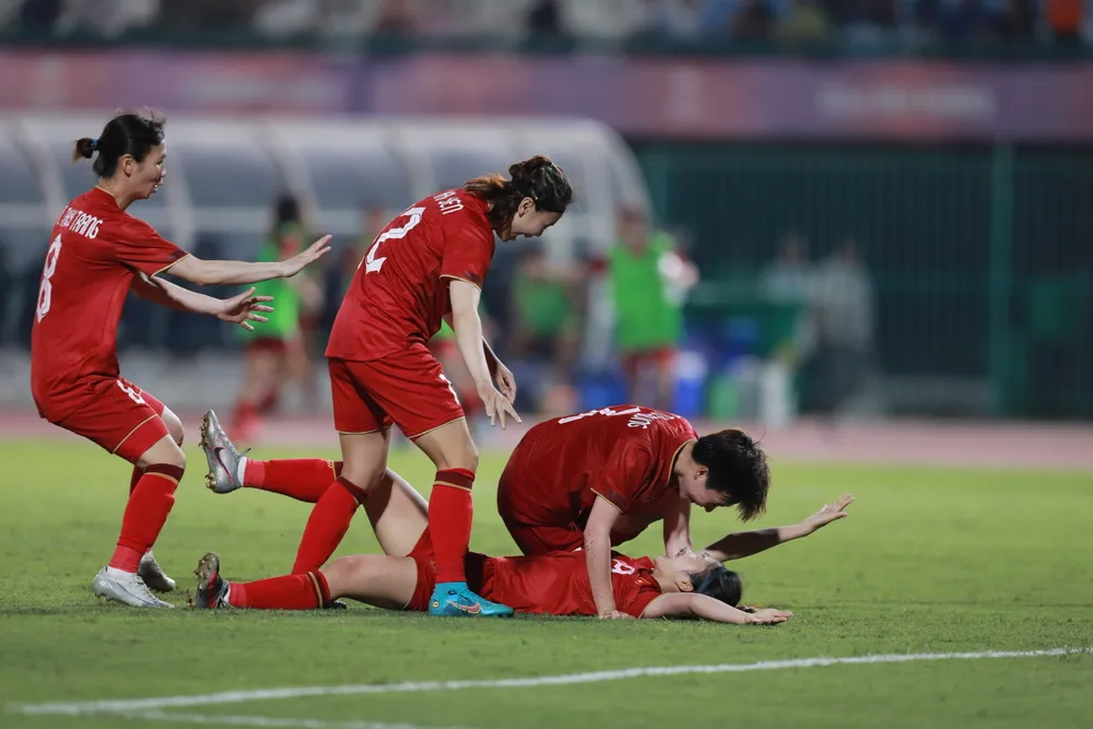 ... và màn ăn mừng đầy cảm xúc ... và màn ăn mừng đầy cảm xúc