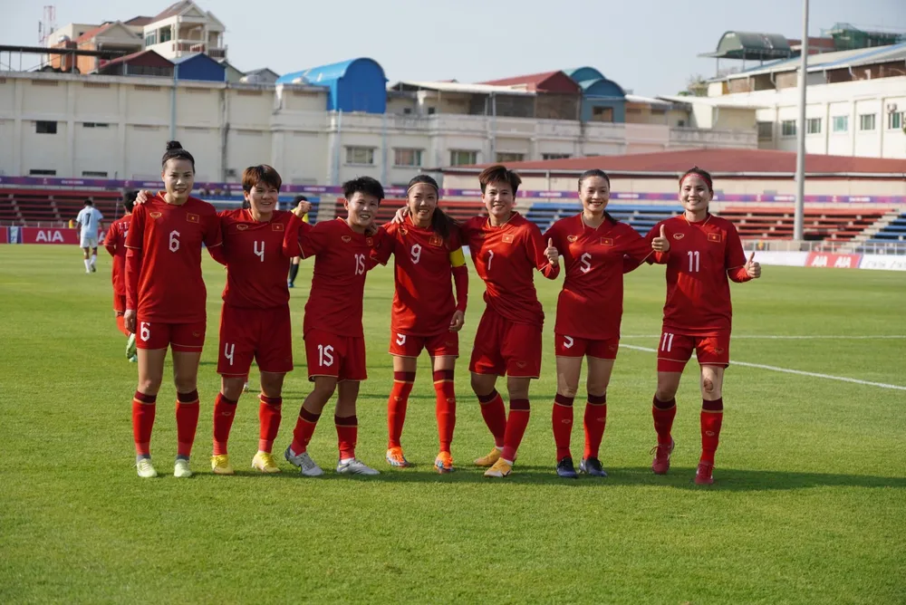 Tuyết Dung (số 7) đặt mục tiêu cùng tuyển nữ Việt Nam 4 lần liên tiếp vô địch SEA Games. Tuyết Dung (số 7) đặt mục tiêu cùng tuyển nữ Việt Nam 4 lần liên tiếp vô địch SEA Games.