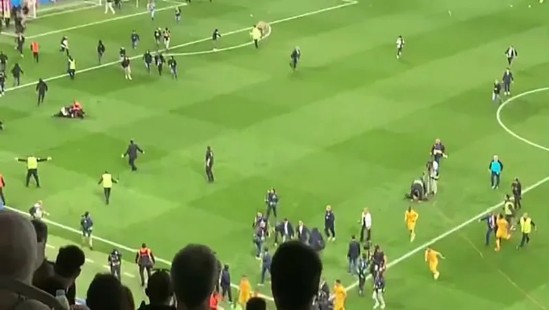 Các fan Espanyol tràn vào sân lao về phía cầu thủ Barca. ẢNH: GETTY, REUTERS