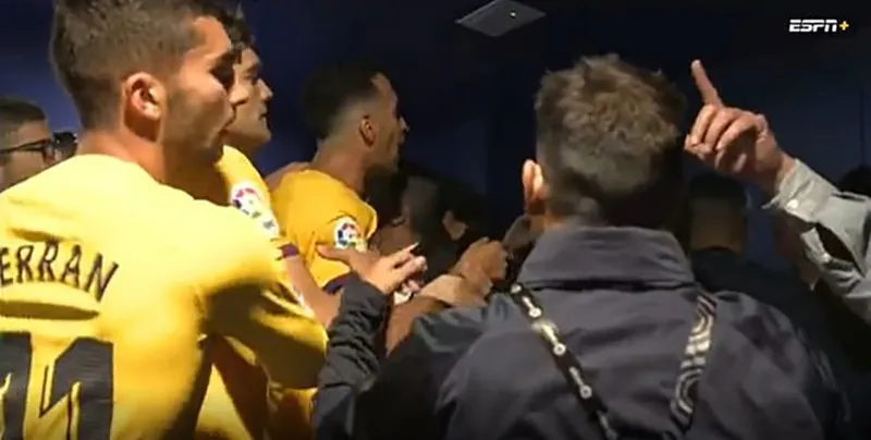 Các cầu thủ Barca bỏ chạy vào phòng thay đồ. ẢNH: GETTY