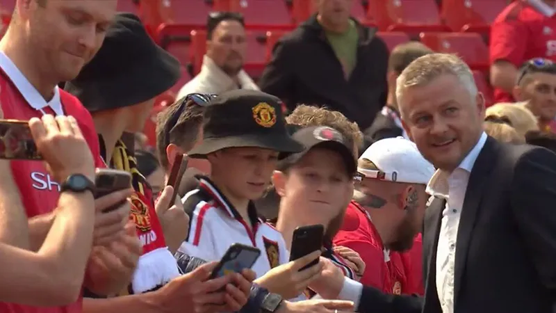 Ole Gunnar Solskjaer vẫn rất được yêu mến tại MU. ẢNH: MUTV