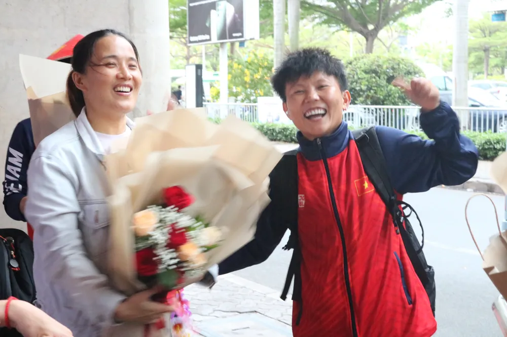 Bích Thùy với niềm vui được tặng hoa. Bích Thùy với niềm vui được tặng hoa.