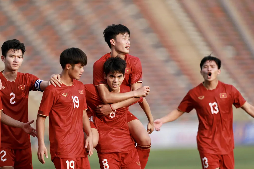 ... và ăn mừng cùng đồng đội. ... và ăn mừng cùng đồng đội.