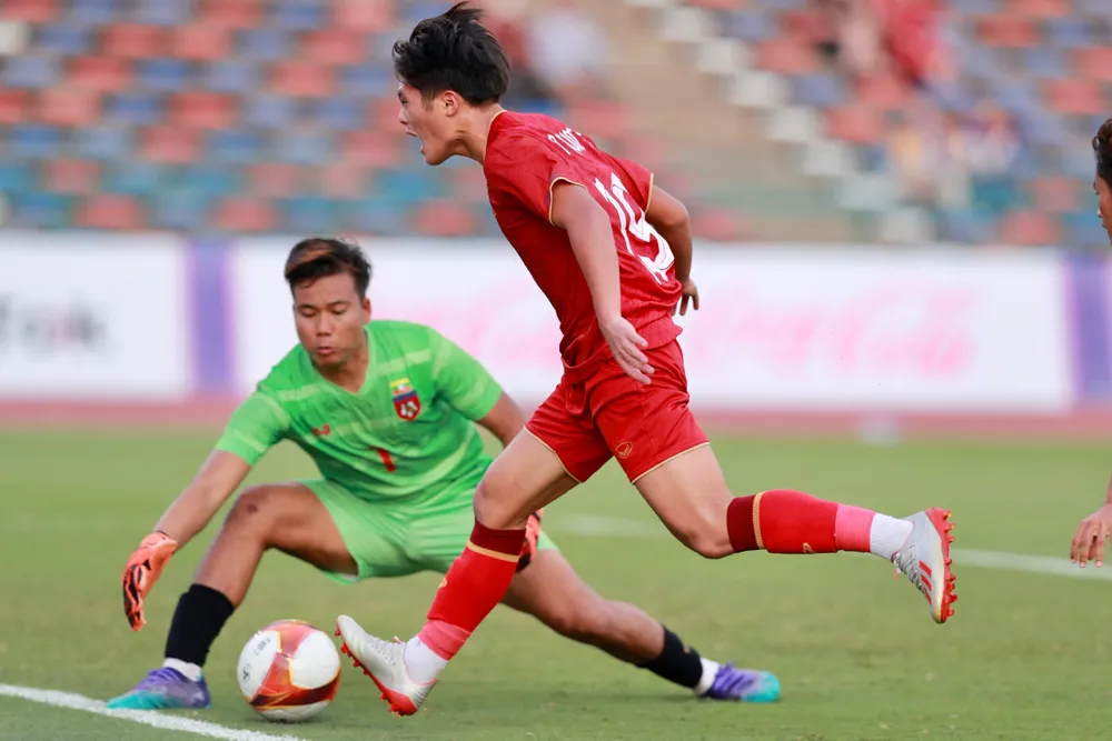 Quốc Việt có vài cơ hội nhưng không thể ghi bàn. Quốc Việt có vài cơ hội nhưng không thể ghi bàn.