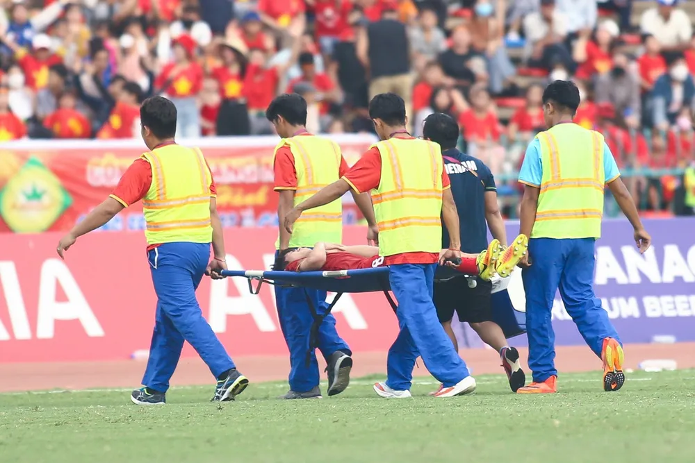 Văn Khang rời sân trên cáng. Văn Khang rời sân trên cáng.