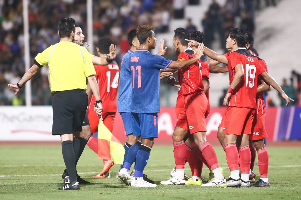 Hai đội đã tạo nên trận cầu cống hiến nhưng cũng đầy bạo lực. ẢNH: ANH PHƯƠNG