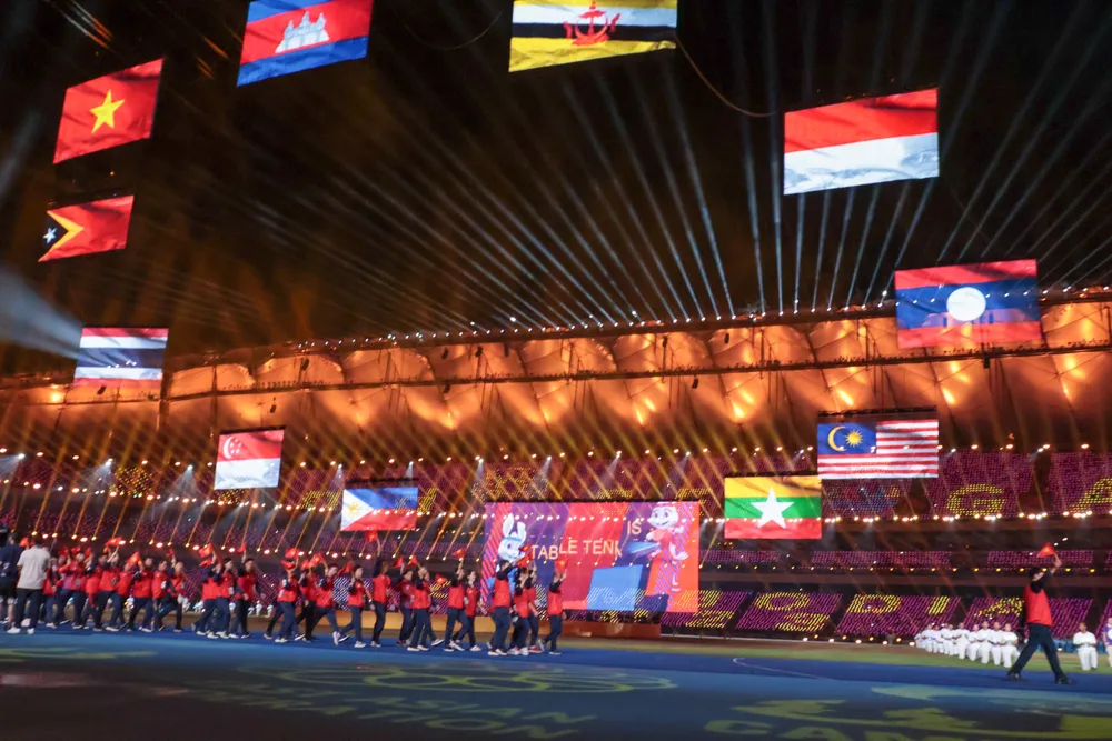 Điểm lại của các đoàn thể thao tại SEA Games 32 trong lúc các đoàn diễu hành.