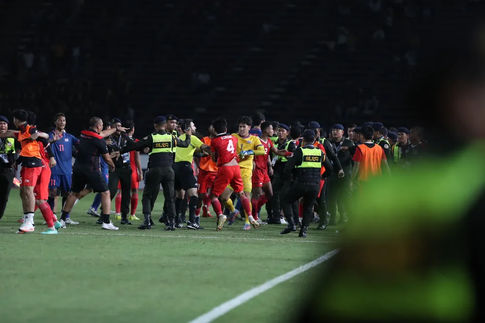 Sophonwit Rakyath và Komang Tekuh lao vào đánh nhau. ẢNH: ANH PHƯƠNG