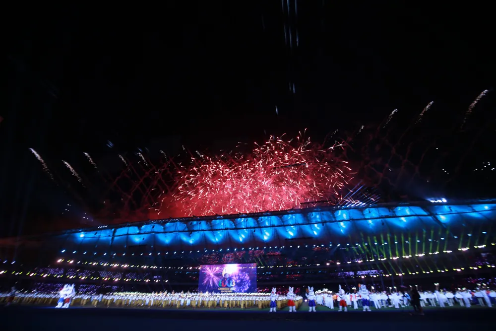 Pháo hoa rực sáng trời đêm kết thúc lễ bế mạc SEA Games 32.
