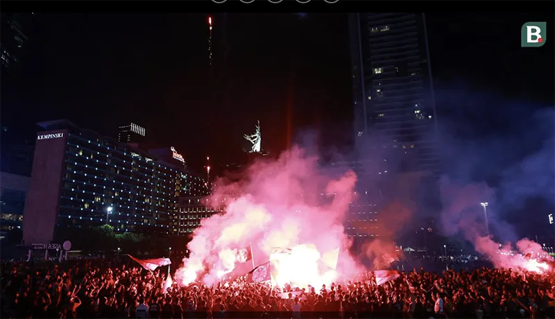 Hàng ngàn fan Indonesia tập trung tại Đài tưởng niệm Selamat Datang đốt pháo sáng ăn mừng. ẢNH: BOLA