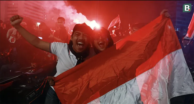 Fan Indonesia đổ ra đường ăn mừng chiếc HCV SEA Games 32 môn bóng đá nam. ẢNH: BOLA