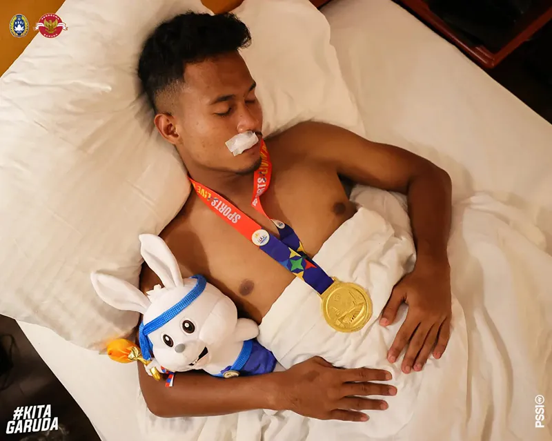 Các cầu thủ Indonesia đồng loạt ngủ cùng HCV và linh vật SEA Games. ẢNH: LĐBĐ INDONESIA (PSSI)