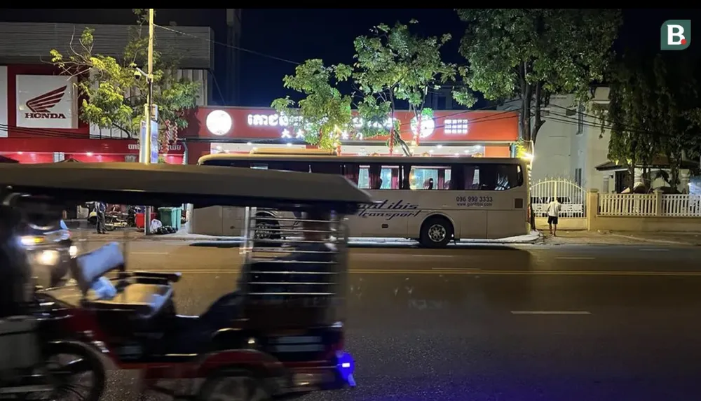 Chiếc xe buýt chở đội Thái Lan đến nhà hàng Trung Quốc ăn khi toàn đội đã kiệt sức và quá đói. ẢNH: BOLA