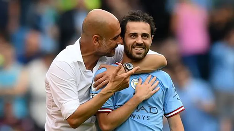 Pep Guardiola ôm vai bá cổ cầu thủ ghi 2 bàn trong trận bán kết Silva. ẢNH: GETTY