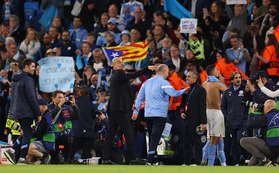 Pep Guardiola chỉ tay về phía Rio Ferdinand và nói &quot;tôi đã nói rồi mà&quot;. ẢNH: GETTY