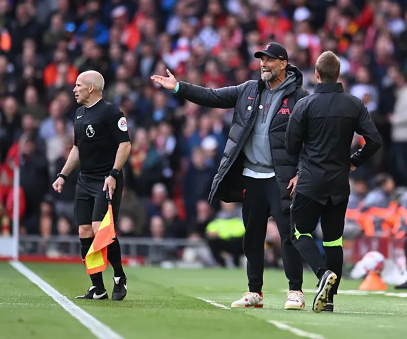 Klopp tức giận phàn nàn với trọng tài thứ tư, bất chấp Liverpool có bàn thắng quyết định. ẢNH: GETTY Klopp tức giận phàn nàn với trọng tài thứ tư, bất chấp Liverpool có bàn thắng quyết định. ẢNH: GETTY