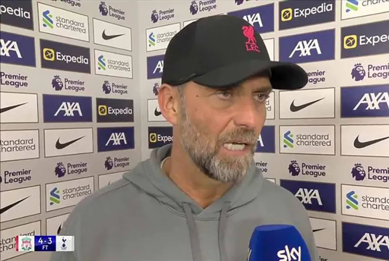 Klopp bày tỏ sự bức xúc khi phỏng vấn với Sky Sports. ẢNH: SKY SPORT Klopp bày tỏ sự bức xúc khi phỏng vấn với Sky Sports. ẢNH: SKY SPORT