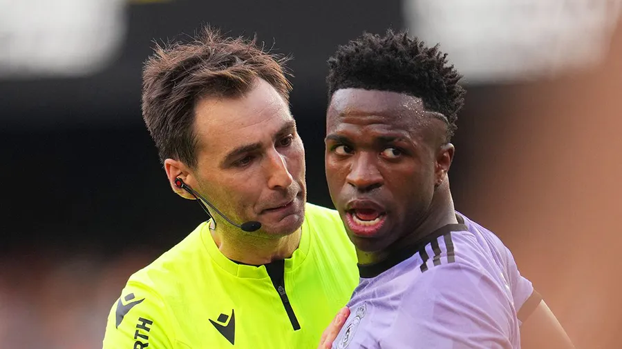 Vinicius phàn nàn với trọng tài về việc anh bị fan Valencia phân biệt chủng tộc. ẢNH: GETTY
