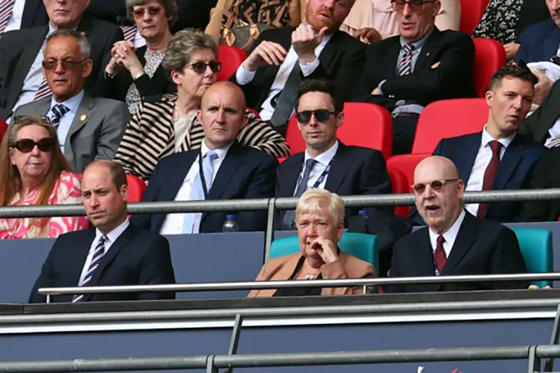 Nhà Glazer (bên phải) vẫn chưa quyết định có bán MU và rời Old Trafford hay không? ẢNH: GETTY