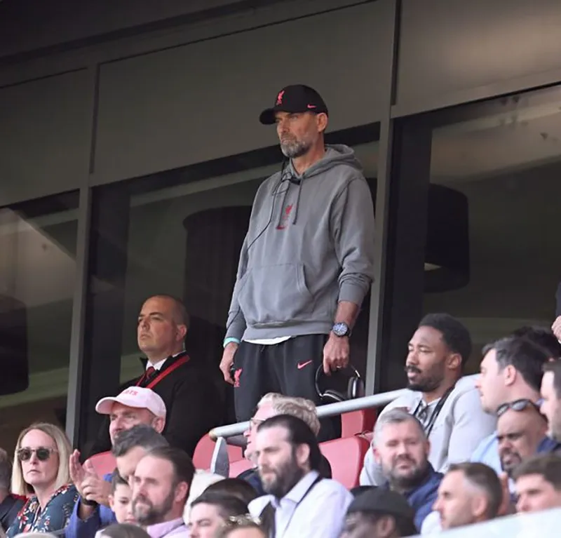 HLV Jurgen Klopp đứng trên khán đài sân Anfield theo dõi Liverpool hòa Aston Villa 1-1. ẢNH: GETTY