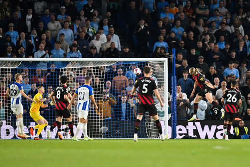 Pha đánh đầu vào lưới Brighton của Haaland. ẢNH: GETTY